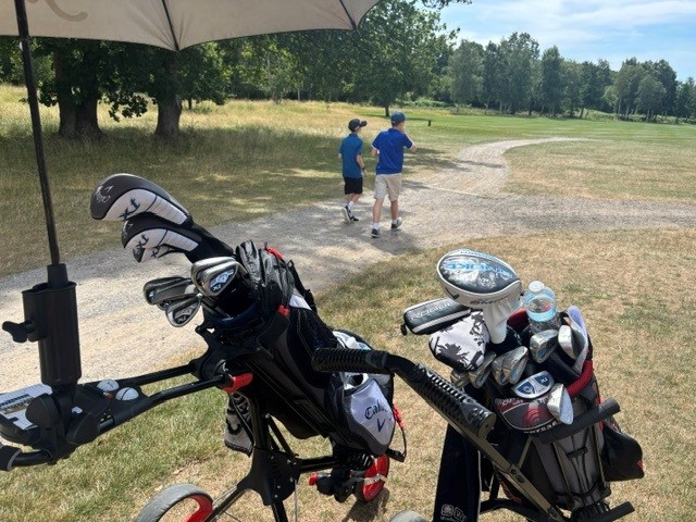 Arthur and Noah during their golf challenge