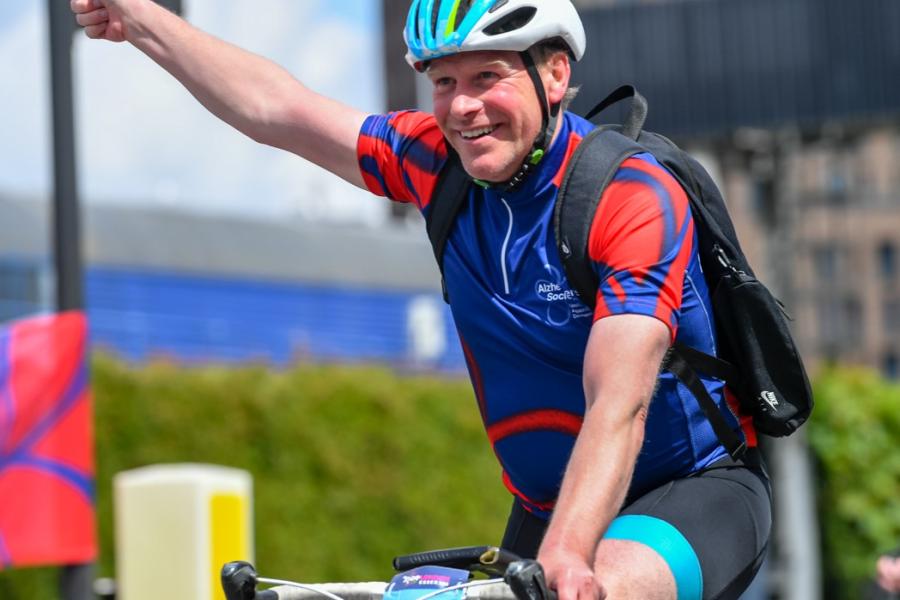 Man does 'thumbs up' on bike at Ride London 2022