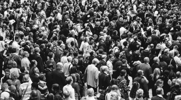 Black and white picture of a crowd