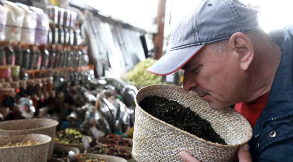 Smelling coffee at a stall