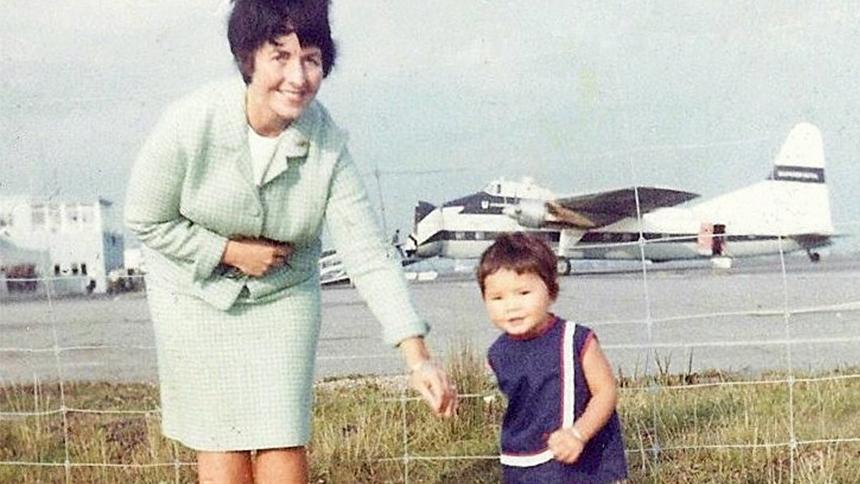 Ming Ho as a child, with her mother Glenys.
