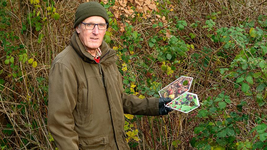 A person with dementia trying out nature packs