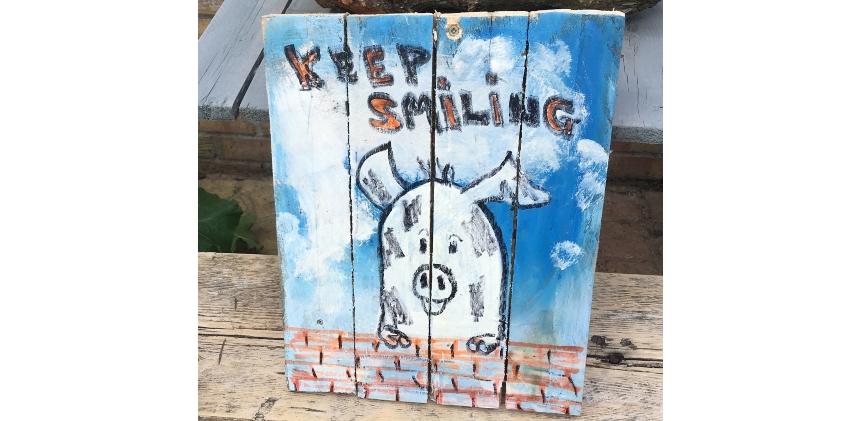 Painting of a pig with 'Keep smiling'
