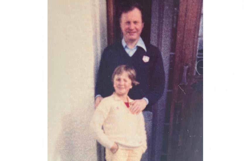 Sarah as a child with her father in 1981 smiling