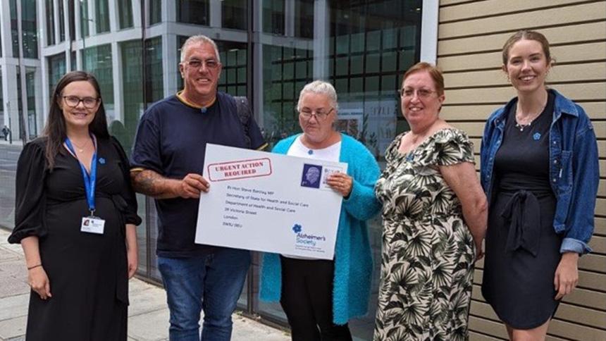 Handing in an open letter to the health secretary