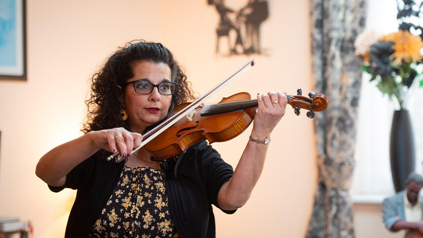 Lorena playing the violin